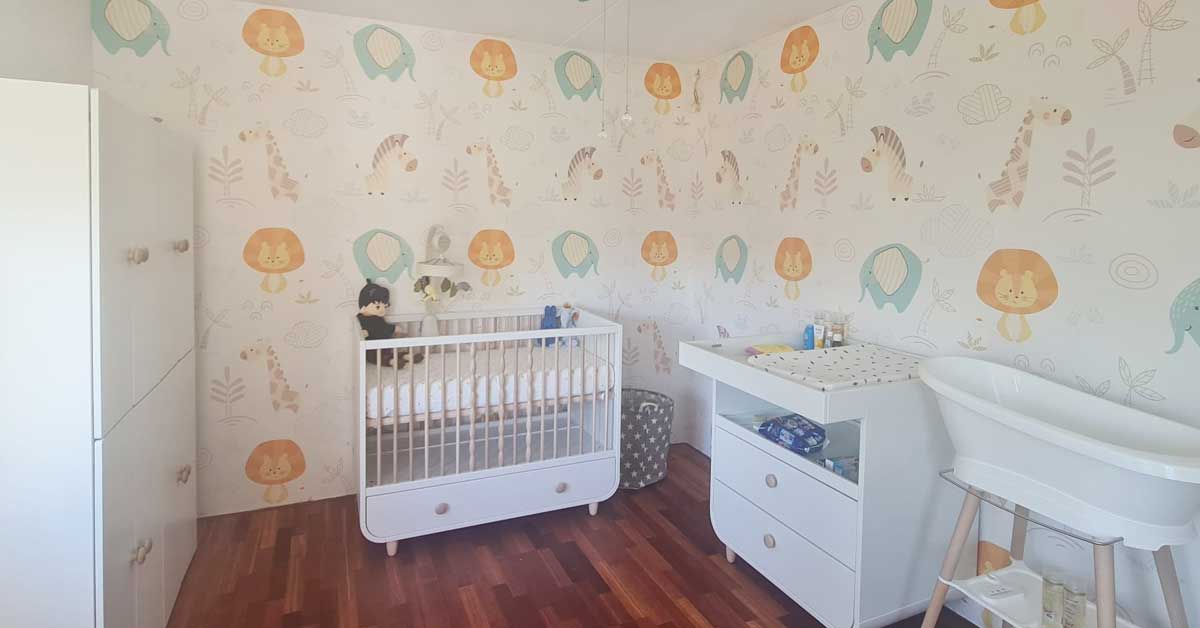 Tapete für Babyzimmer mit niedlichen Mustern