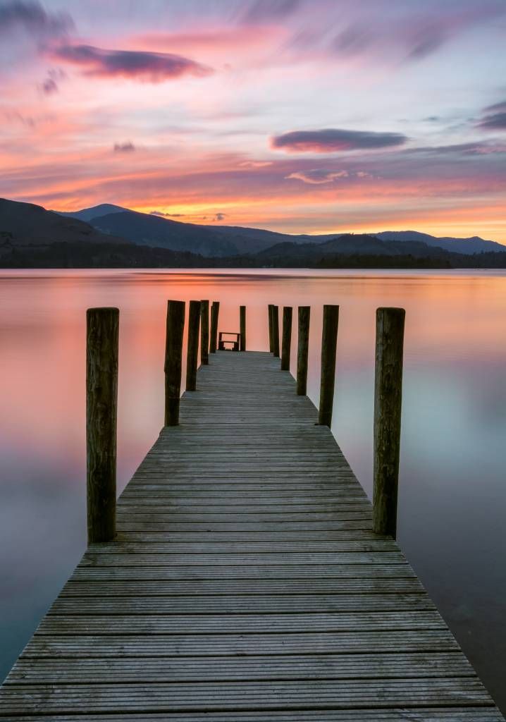 Steg bei rosa Sonnenuntergang