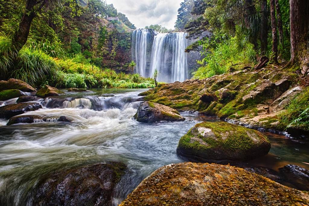 Wasserfall mit Steinen