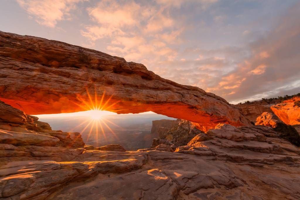 Sonnenuntergang zwischen Felsen