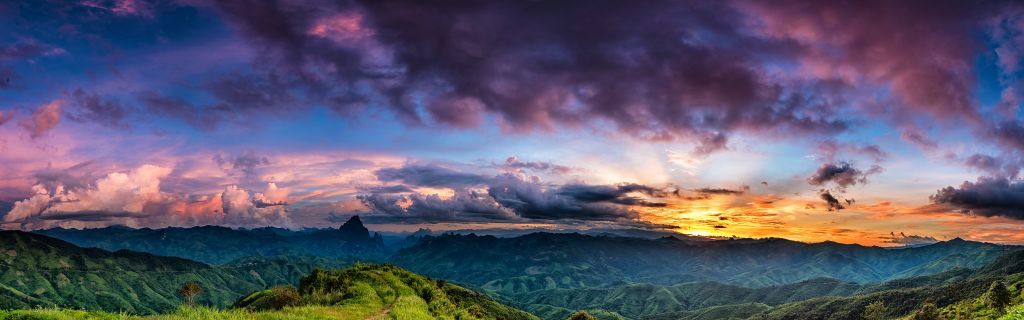 Sonnenuntergang über einem Berg