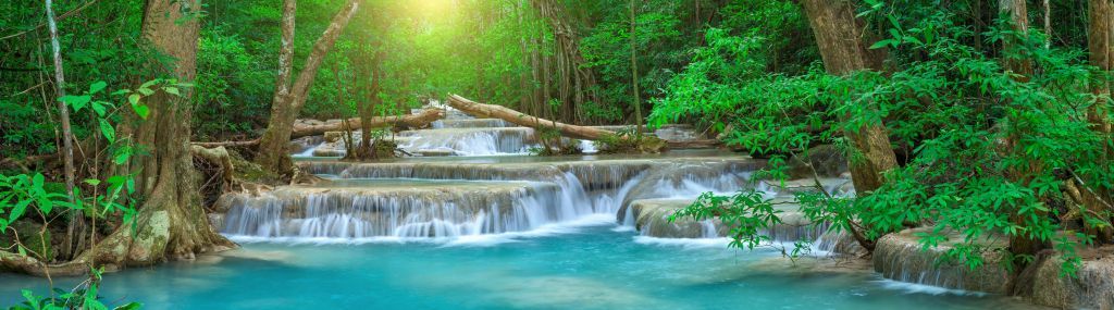 Breiter Wasserfall im Wald