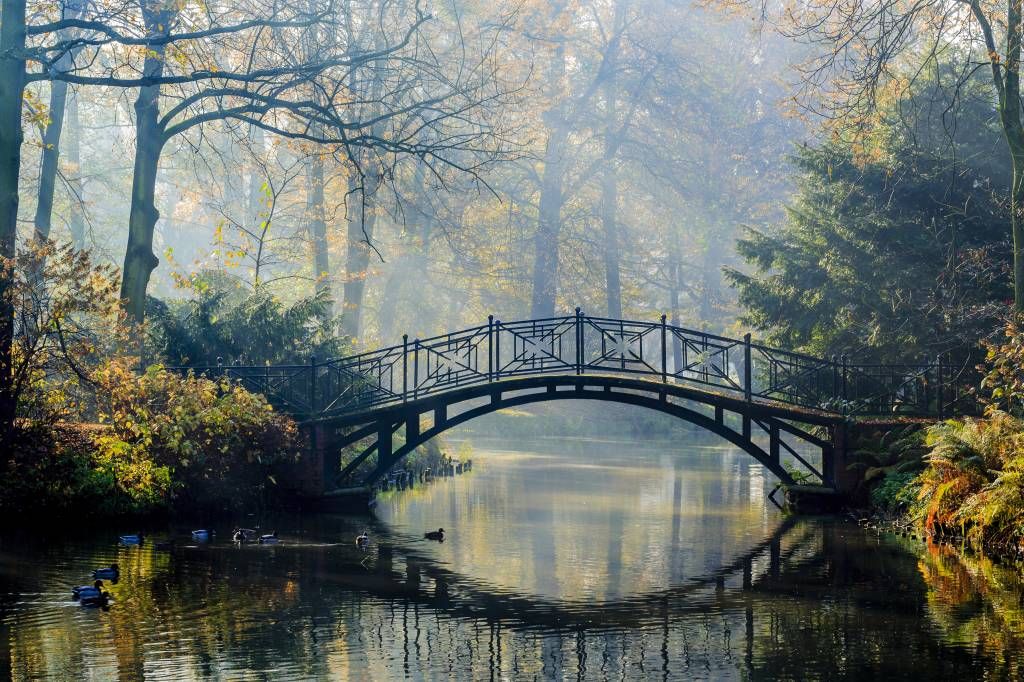 Alte Brücke im Herbst auf Fototapete