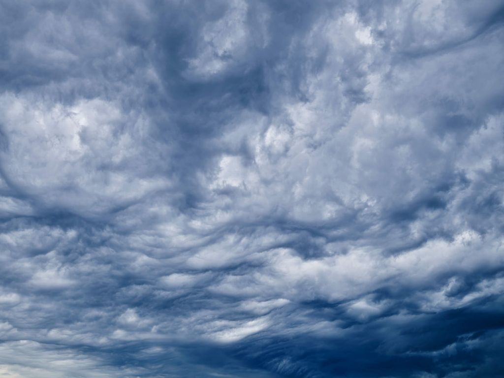 Aufwühlende Wolken