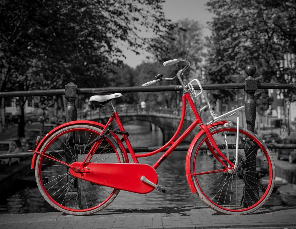 Rotes Fahrrad auf der Brücke