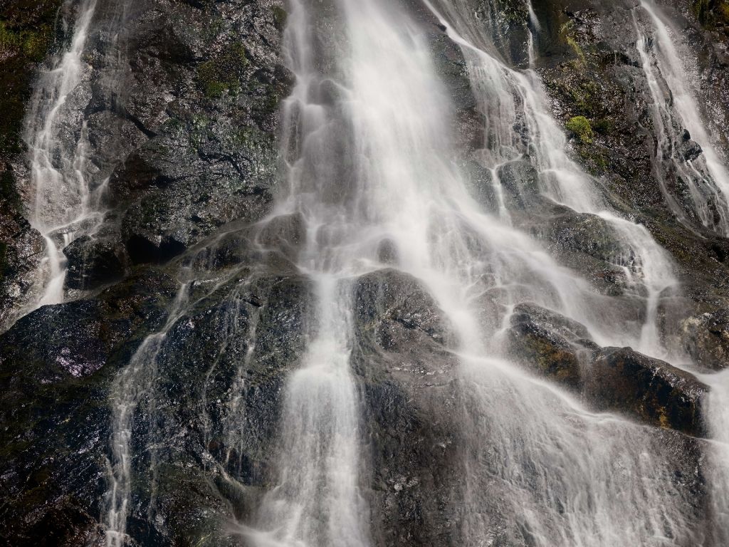 Wasserfall auf Felsen 