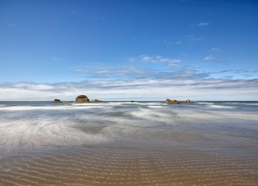 Strand mit Felsen