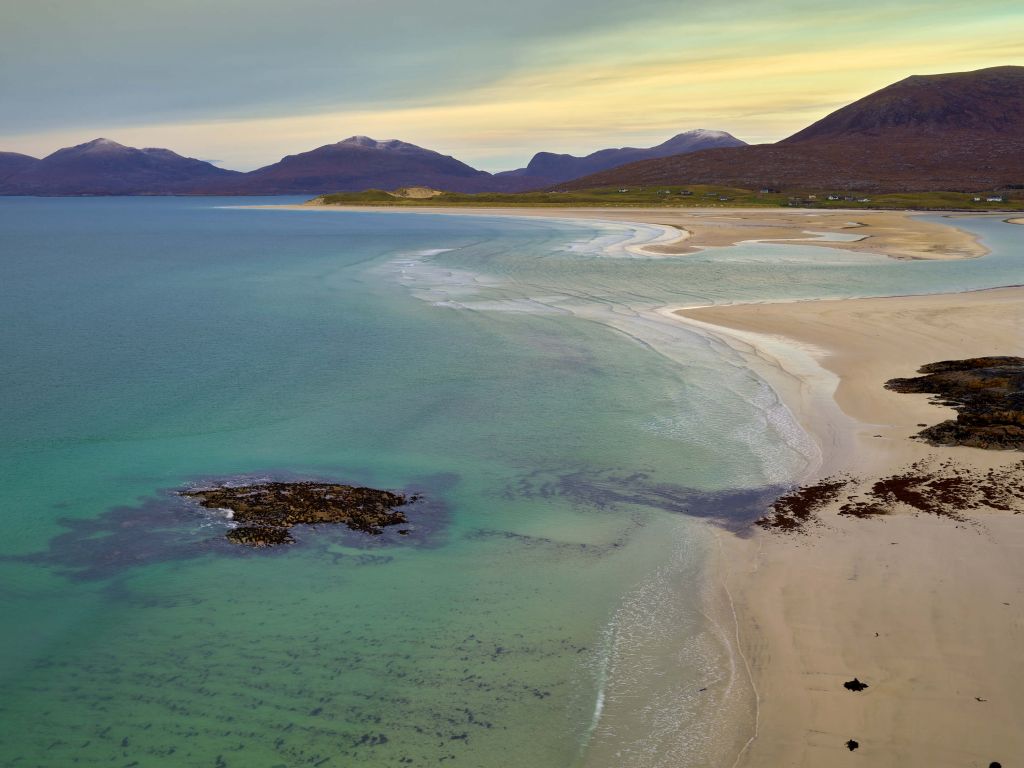 Meer und Berge entlang der Küstenlinie