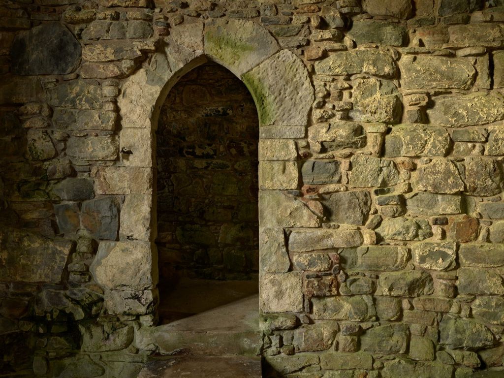 Alte Mauer mit Durchgang