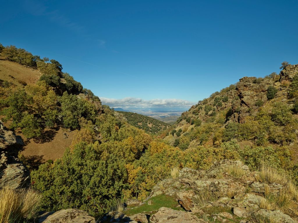 Der Blick durch die Berglandschaft