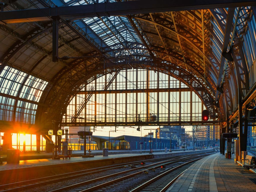 Sonnenaufgang am Bahnhof