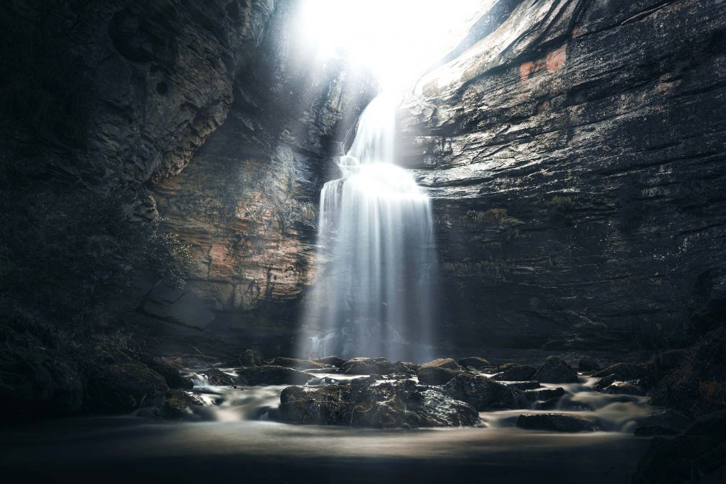 Höhle mit Wasserfall