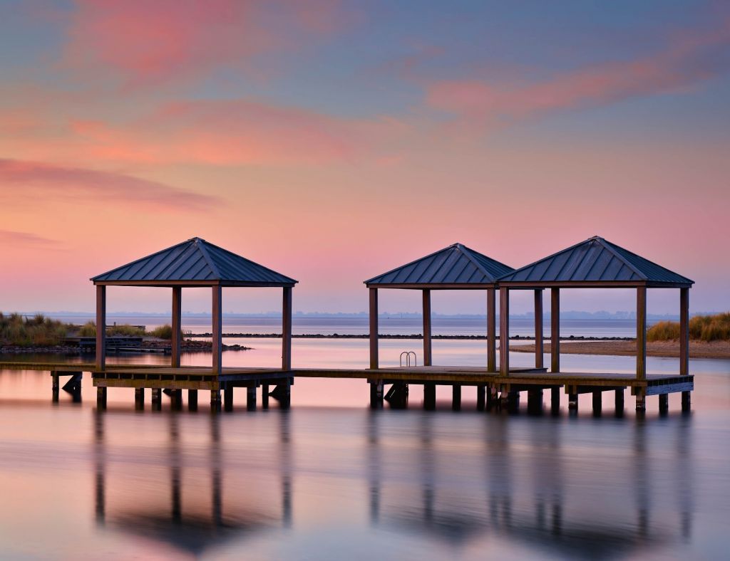 Schwimmsteg bei Sonnenaufgang