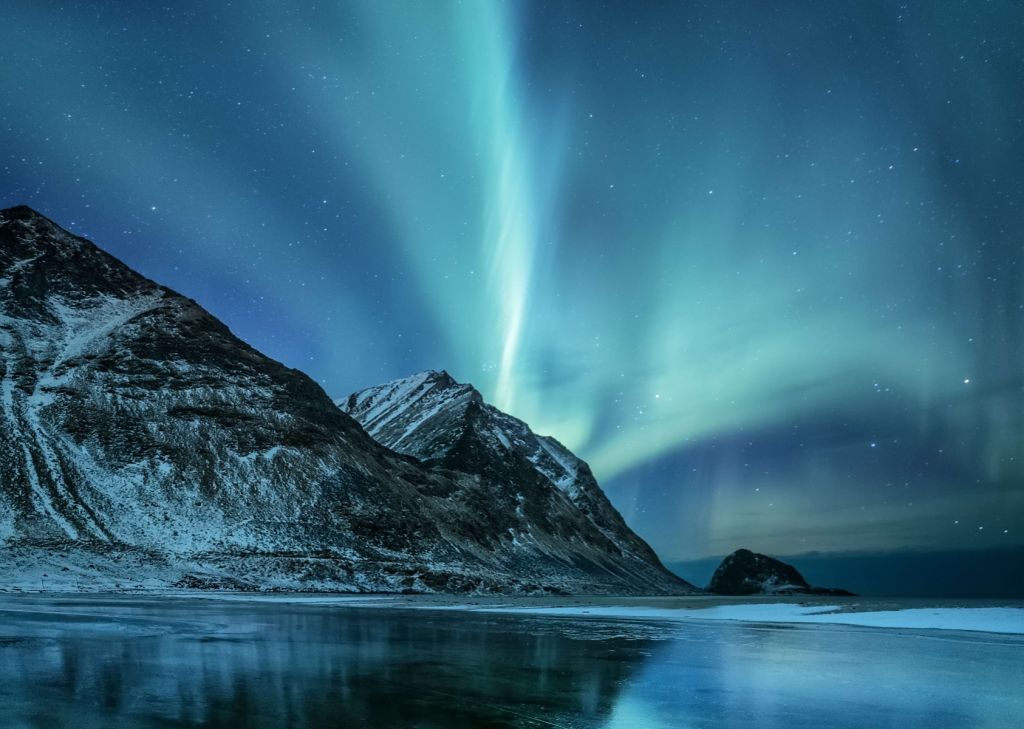 Grünes Nordlicht über den Bergen