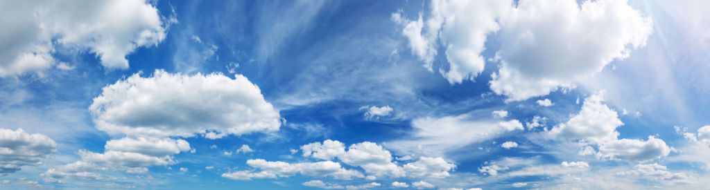 Blauer Himmel mit Wolken