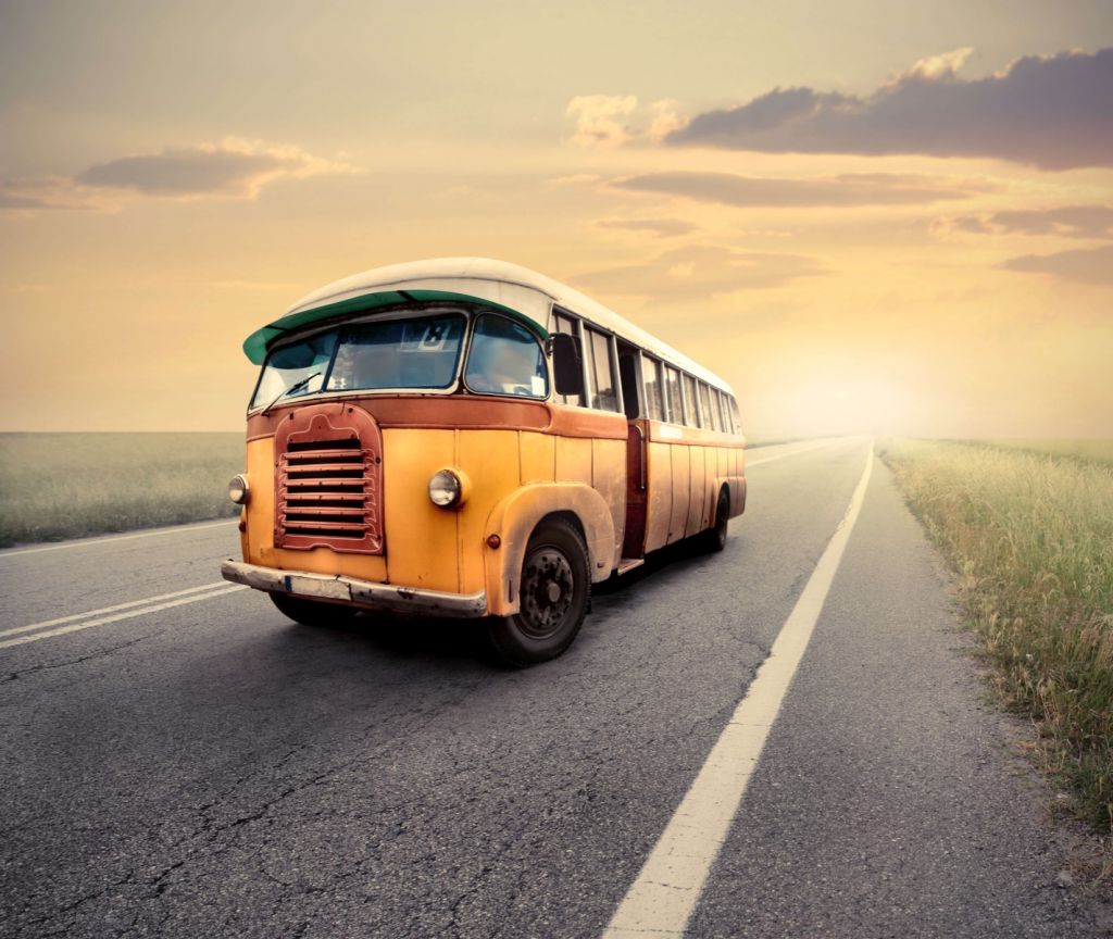 Bus auf einer verlassenen Straße