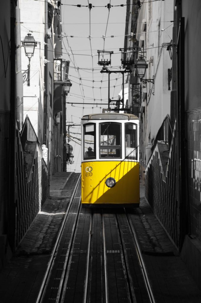 Straßenbahn schwarz weiß gelb