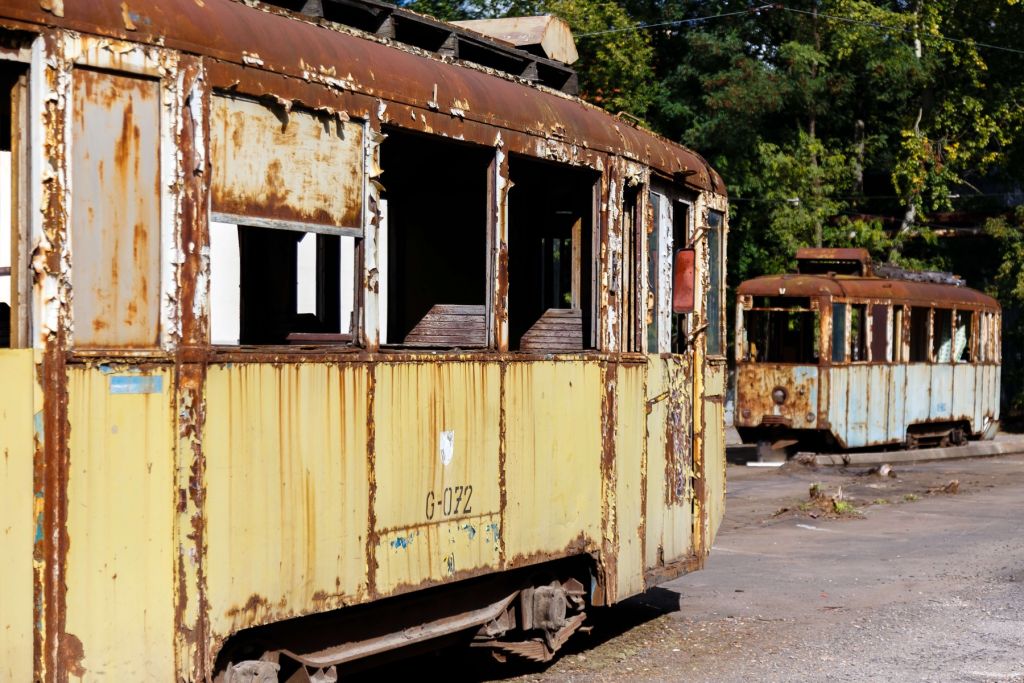 Verrostete Straßenbahnen