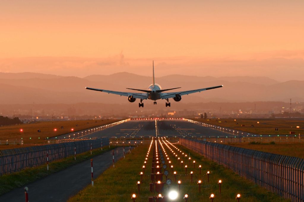 Landungsflugzeug in der Abendsonne