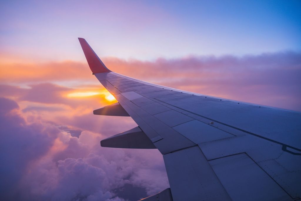 Flugzeugflügel in den Wolken