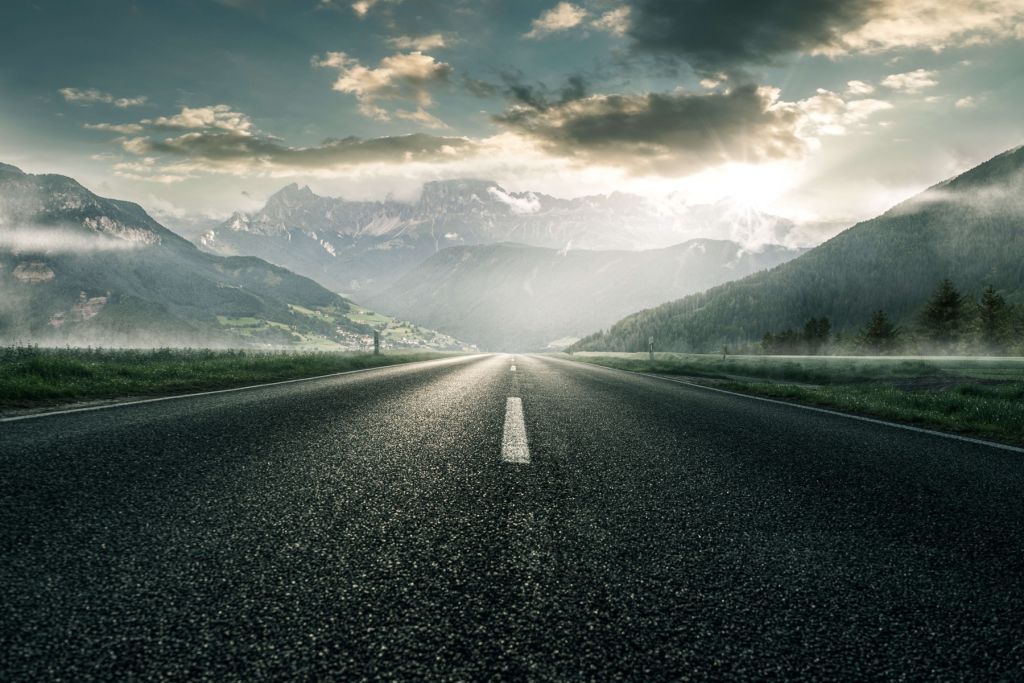 Straße in gebirgiger Landschaft