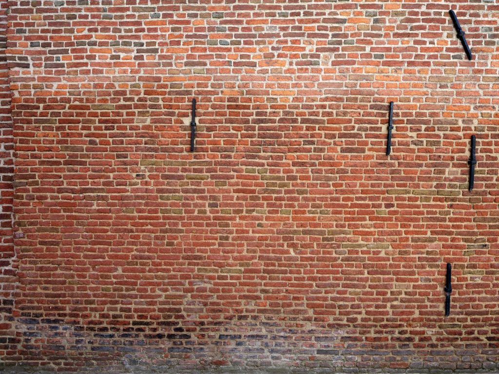 Stadtmauer mit Mauerankern