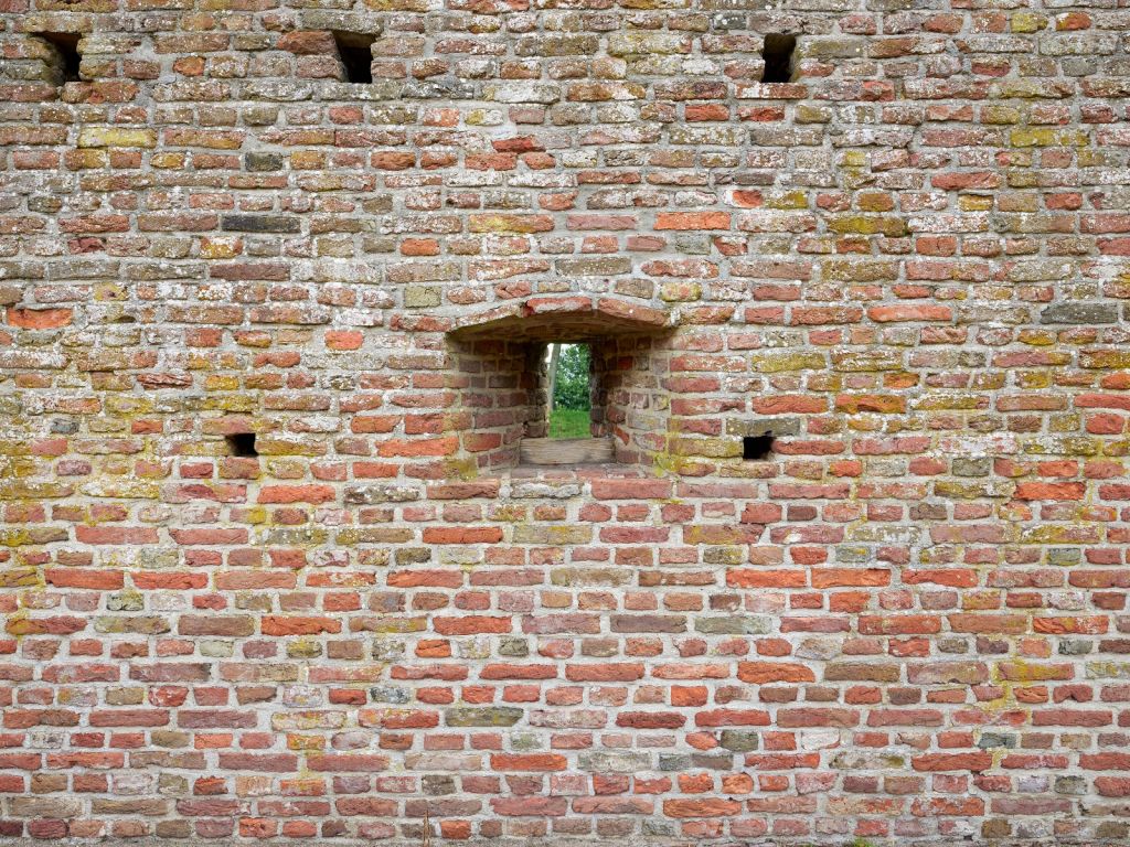 Stadtmauer mit Durchblick