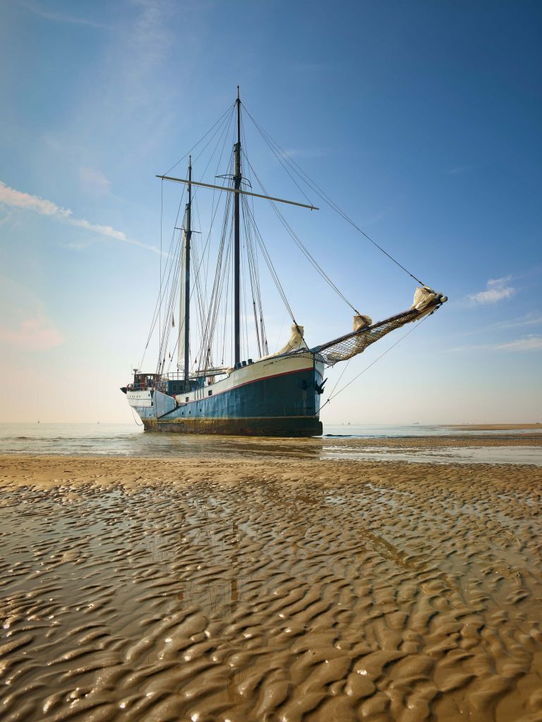 Schiff auf dem Wattenmeer