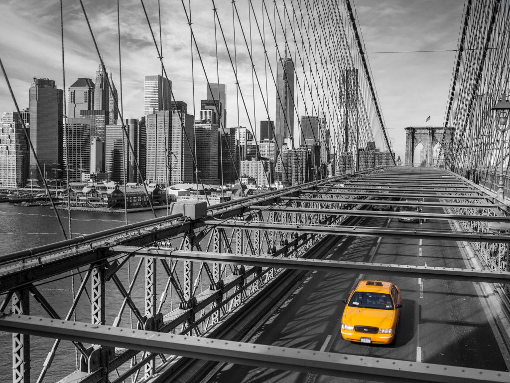 Ein Taxi über die Brooklyn-Brücke