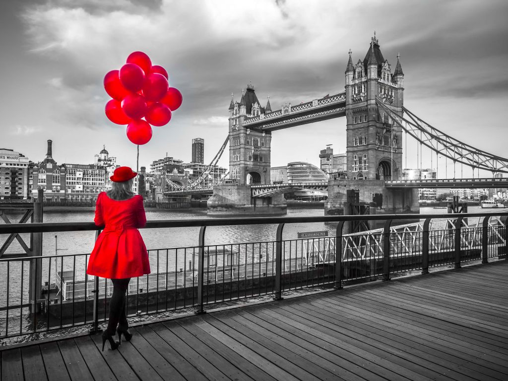 Frau an der Tower Bridge