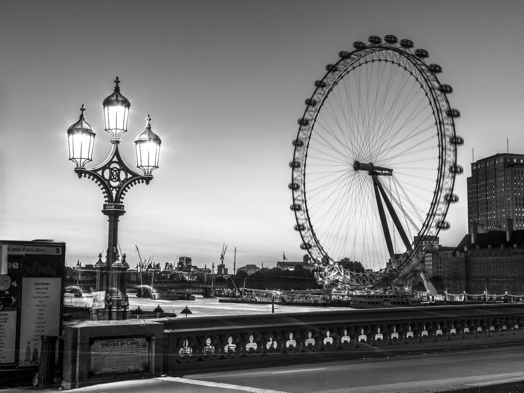 Riesenrad schwarz und weiß