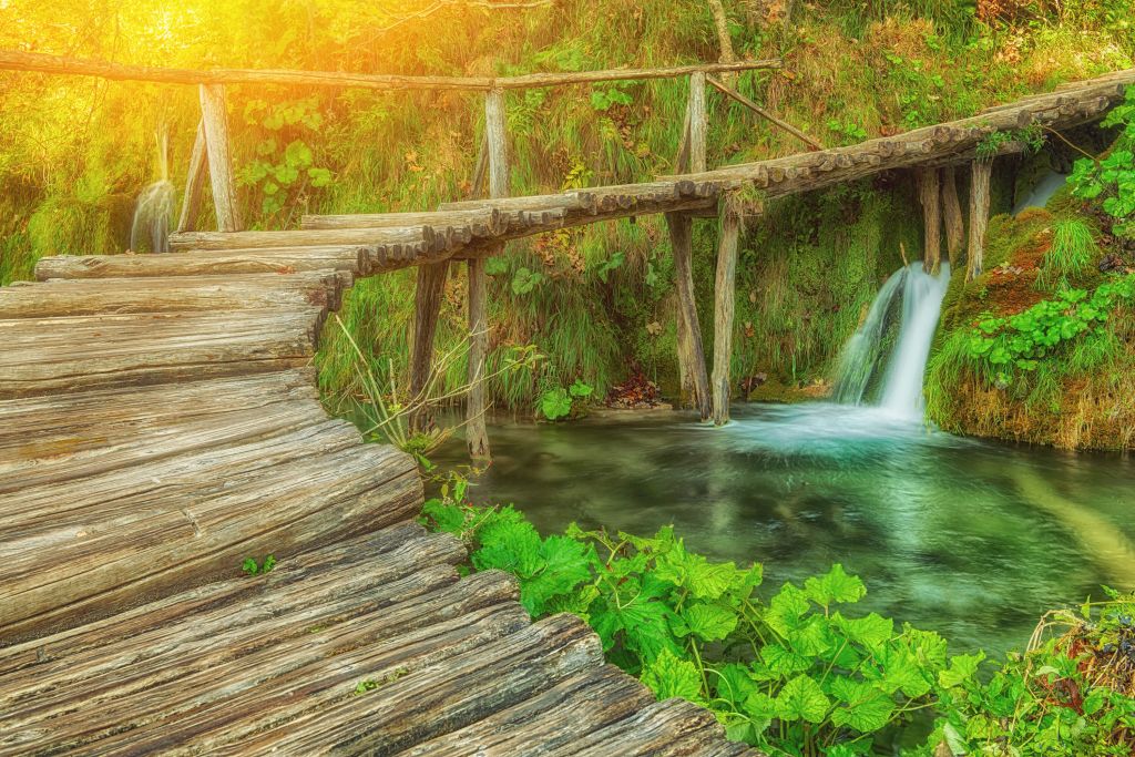 Hölzerne Brücke mit Sonnenlicht