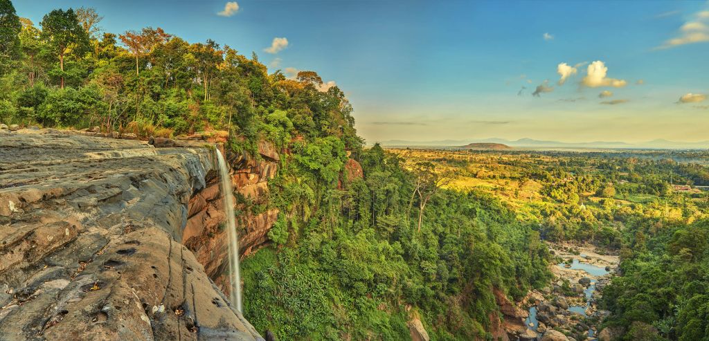 Wasserfall an einer Klippe