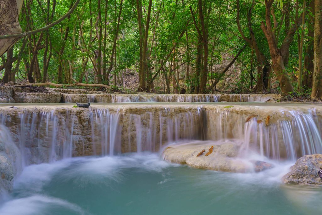 Wasserfall im tiefen Regenwald