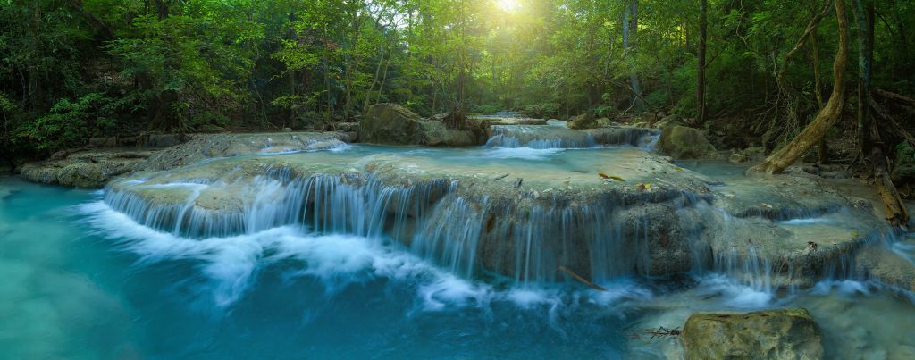 Schöner tiefer Wasserfall