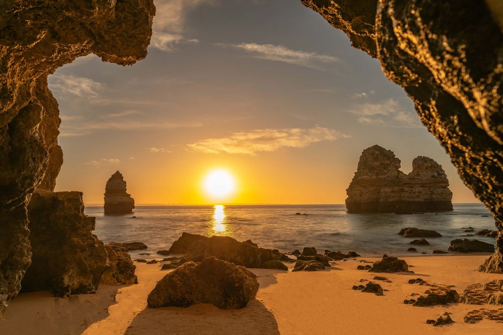 Sonnenaufgang aus einer Höhle