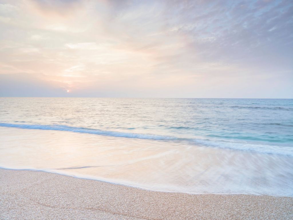 Ruhiges Meer mit Sonnenuntergangs