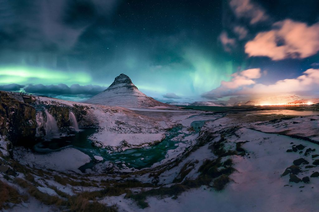 Kirkjufell mit Nordlicht