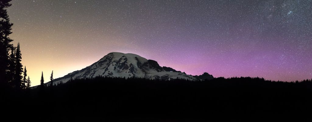 Mount Rainier mit Nordlicht