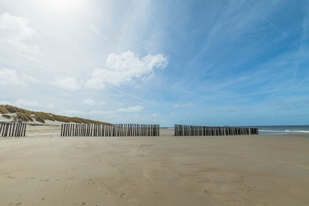 Wellenbrecher am Strand