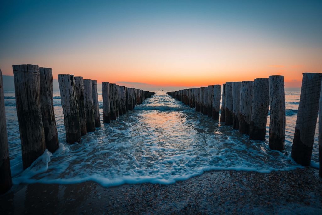 Wellenbrecher bei Sonnenuntergang