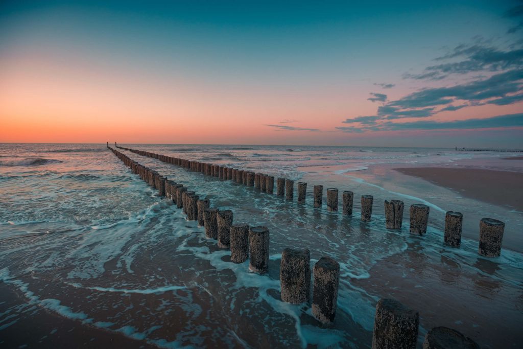 Wellenbrecher bei Sonnenuntergang