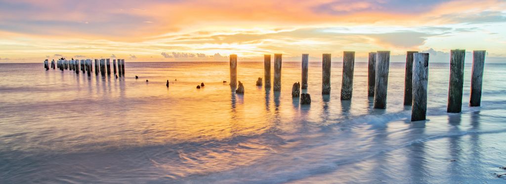 Ruhiges Meer bei Sonnenaufgang