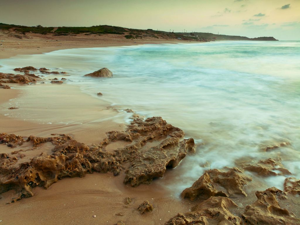 Ruhiger Strand mit Felsen