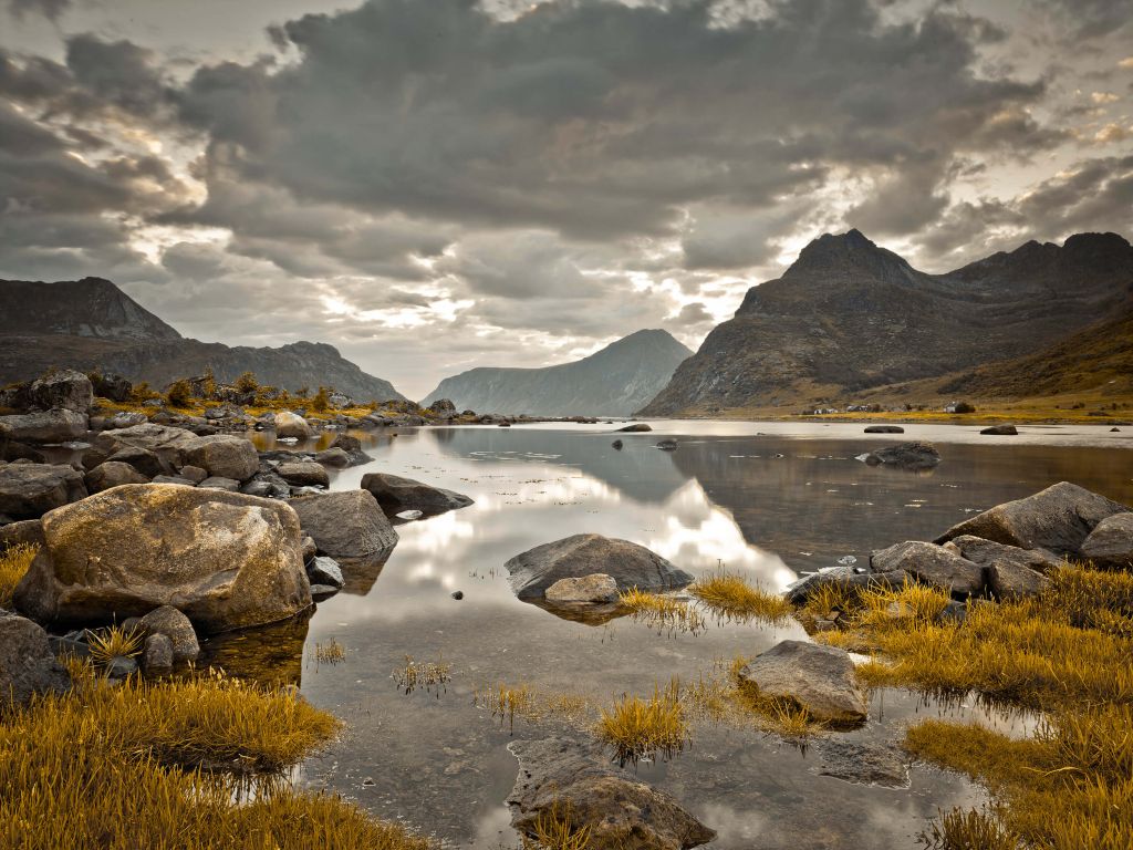 Lofoten bei bewölktem Wetter