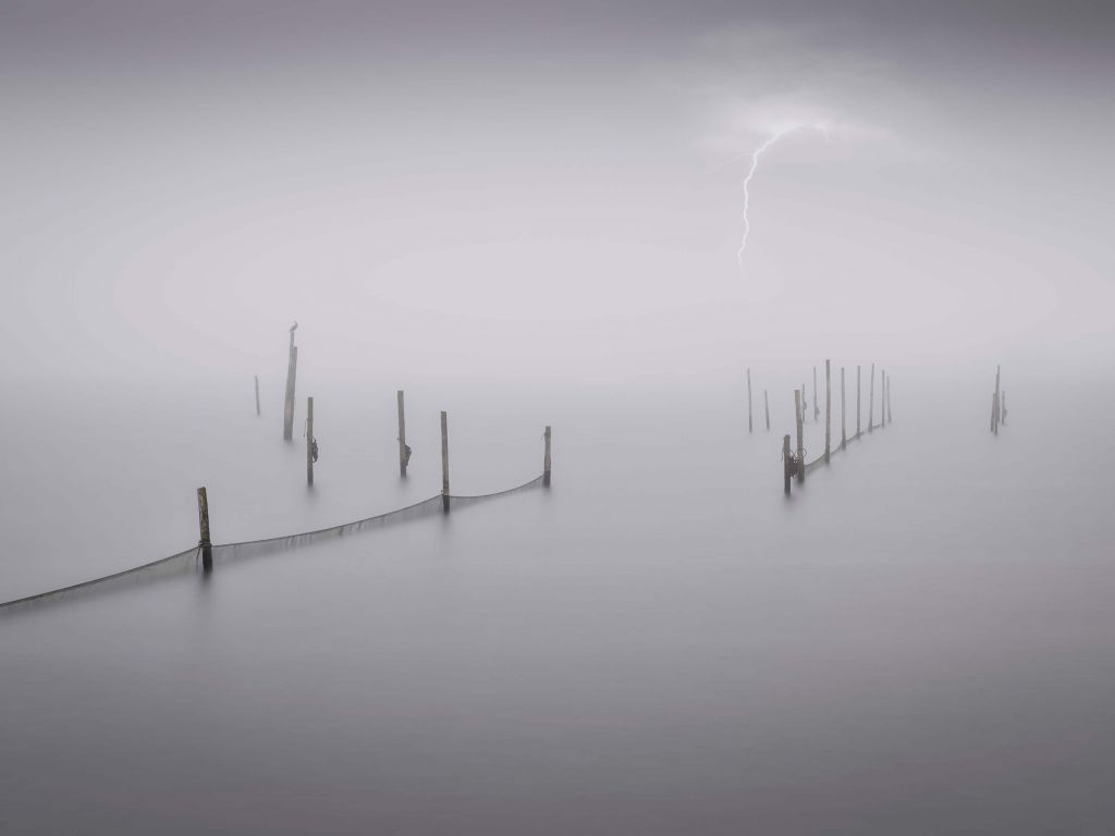 Fischernetze bei Nebel und Gewitter