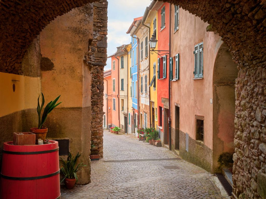 Italienische Straße mit Bogen