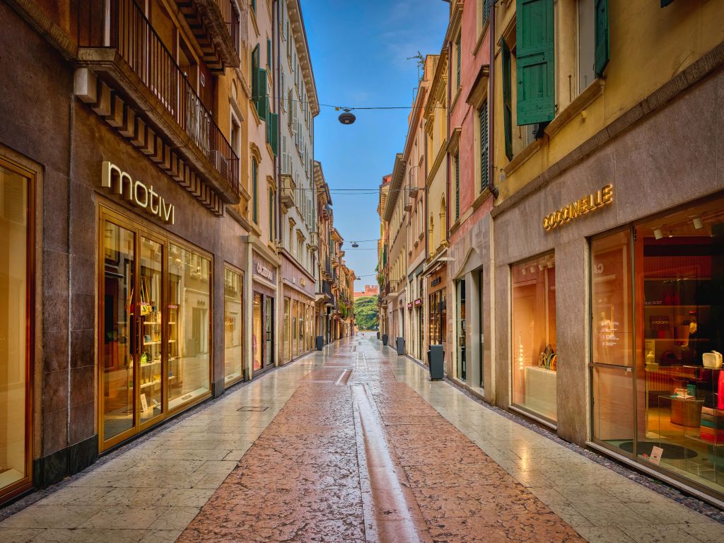 Einkaufsstraße am frühen Morgen