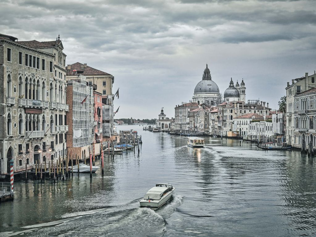 Kanal mit Booten in Venedig