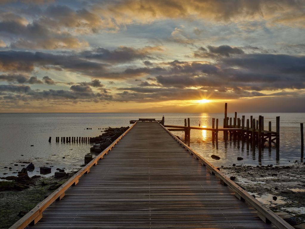 Hölzerner Steg Sonnenaufgang